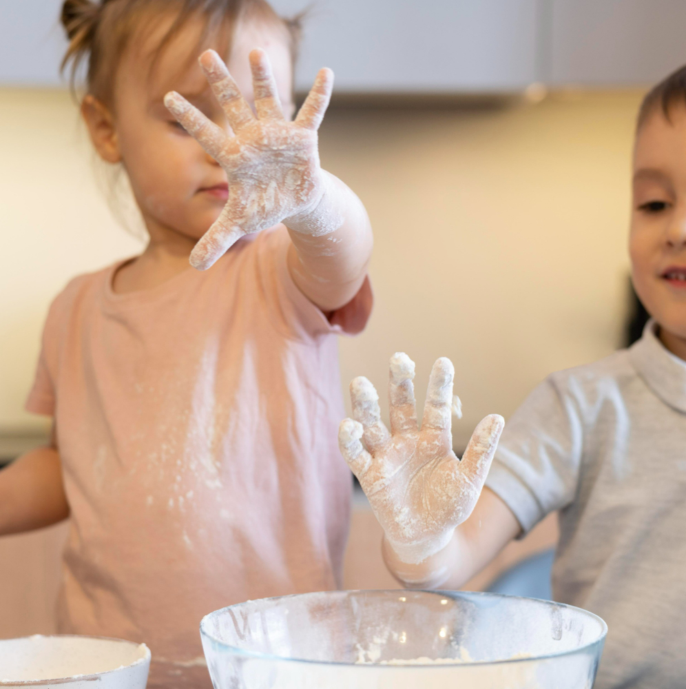 bambini attivita manipolativa farina