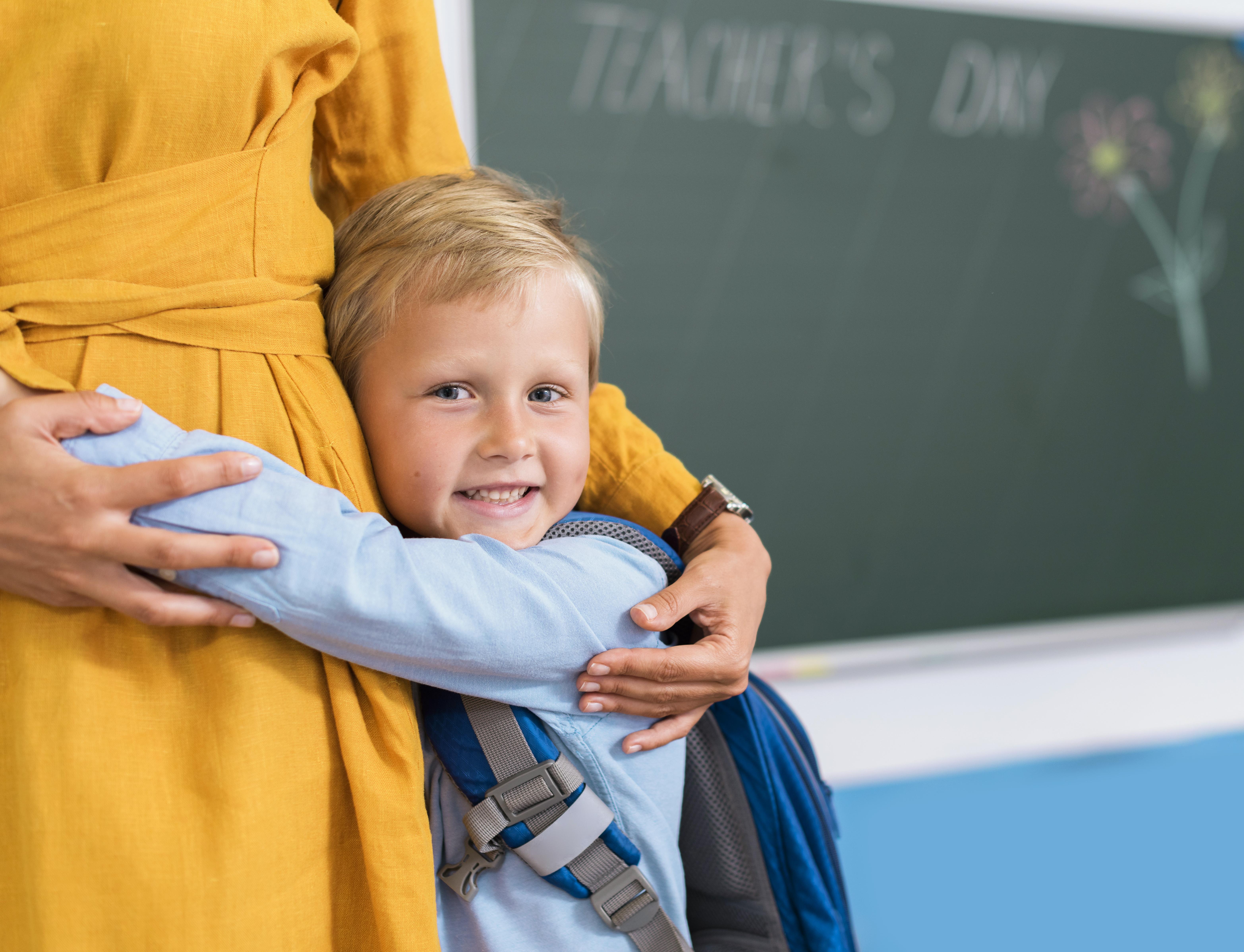 bambino abbraccio maestra saluti