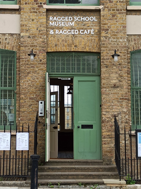 Londra con i bambini: entrare in una scuola vittoriana al Museo delle Ragged School.