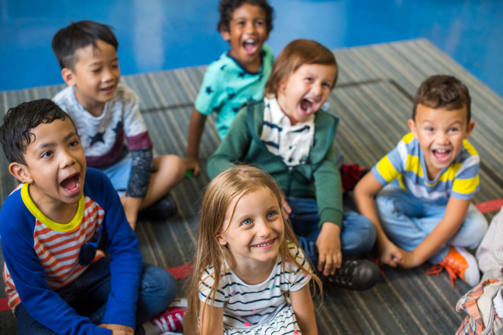 bambini cerchio conversazione scuola infanzia divertimento