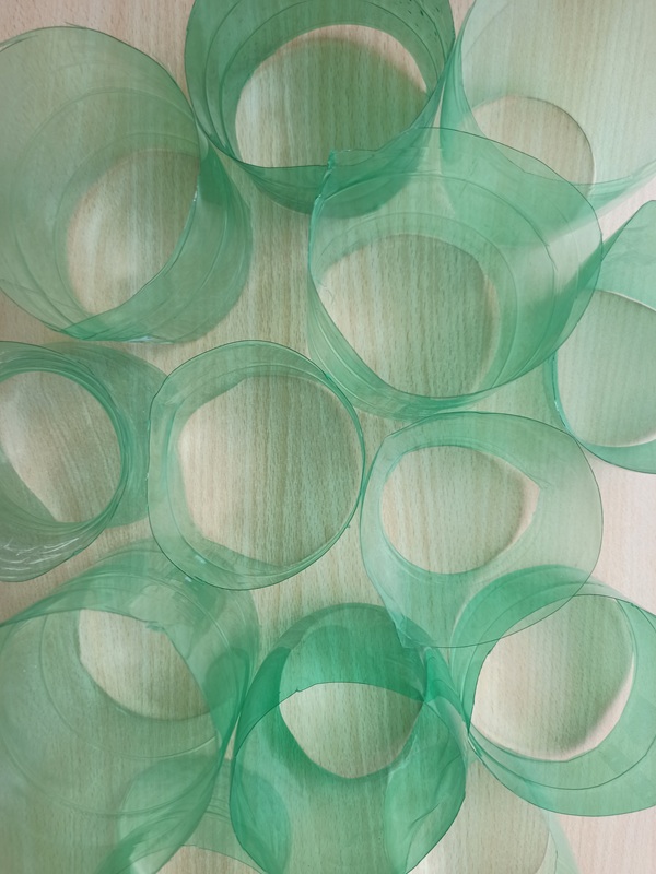 cilindri di plastica ottenuti da bottiglie riciclate 