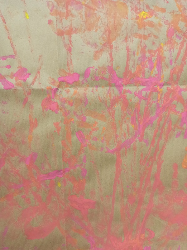tracce di colore rosa, lasciate da pallina da tennis, sporca di tempera, che rotola.