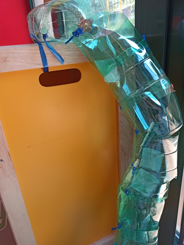 tunnel per macchinine costruito con sezioni di bottiglie di plastica